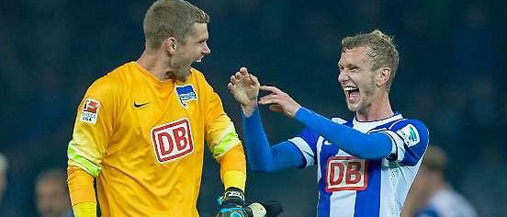 Zurück im Zentrum: Fabian Lustenberger (r.) gehört wieder zum Stammpersonal, Keeper Kraft freut sich über die Rückkehr des Abwehrchefs - und über weniger Gegentore.
