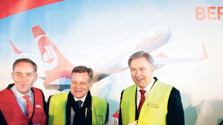 Wer fliegt als Nächster? Rainer Schwarz (links) wurde beim BER entlassen – vom Aufsichtsrat um Klaus Wowereit (rechts), der inzwischen seinen eigenen Rücktritt angekündigt hat. Es bleibt noch Hartmut Mehdorn als letzter Kämpfer auf der Baustelle. 