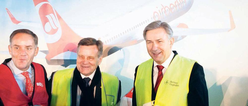 Wer fliegt als Nächster? Rainer Schwarz (links) wurde beim BER entlassen – vom Aufsichtsrat um Klaus Wowereit (rechts), der inzwischen seinen eigenen Rücktritt angekündigt hat. Es bleibt noch Hartmut Mehdorn als letzter Kämpfer auf der Baustelle. 
