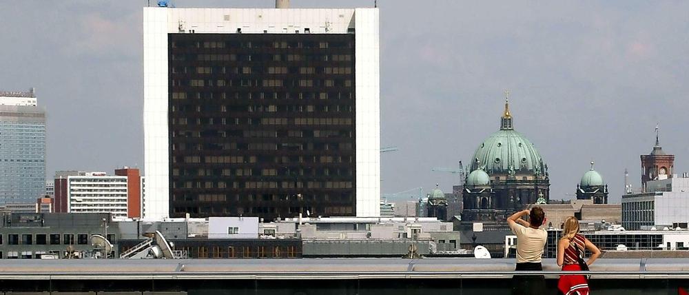 Braune Scheiben, weißer Rahmen. Das Hochhaus des Internationalen Handelszentrums an der Friedrichstraße ist weithin sichtbar - auch erst recht von der Dachterrasse des Reichstagsgebäudes.