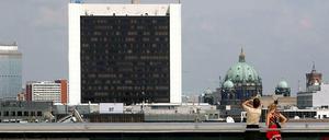 Braune Scheiben, weißer Rahmen. Das Hochhaus des Internationalen Handelszentrums an der Friedrichstraße ist weithin sichtbar - auch erst recht von der Dachterrasse des Reichstagsgebäudes.