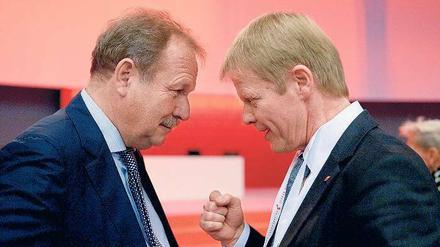 Ein Korb für den Vorsitzenden. Der neue DGB-Chef Reiner Hoffmann (r.) scheiterte bei dem Versuch, ein vertrauliches Treffen der zerstrittenen Gewerkschaftsbosse zu organisieren. Verdi-Chef Frank Bsirske hatte sich mit der IG Metall angelegt.