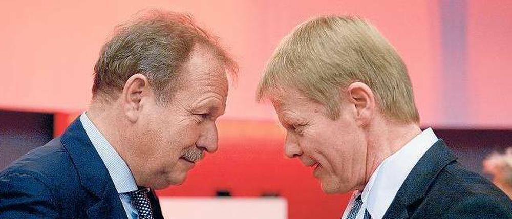 Ein Korb für den Vorsitzenden. Der neue DGB-Chef Reiner Hoffmann (r.) scheiterte bei dem Versuch, ein vertrauliches Treffen der zerstrittenen Gewerkschaftsbosse zu organisieren. Verdi-Chef Frank Bsirske hatte sich mit der IG Metall angelegt.