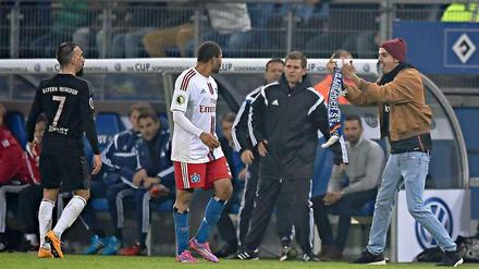 Ein HSV-Fan verschaffte sich im DFB-Pokalspiel zwischen dem HSV und dem FC Bayern München Zugang zum Spielfeld. Sein Ziel: Franck Ribery (l.)