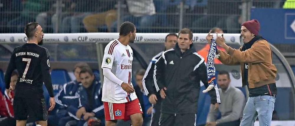 Ein HSV-Fan verschaffte sich im DFB-Pokalspiel zwischen dem HSV und dem FC Bayern München Zugang zum Spielfeld. Sein Ziel: Franck Ribery (l.)