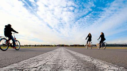 Das Flugfeld bekommt Falten. 2008 verließ der letzte Flieger den einstigen Airport Tempelhof. Seitdem werden nur noch kleinere Schäden auf den Beton- und Bitumenflächen behoben.