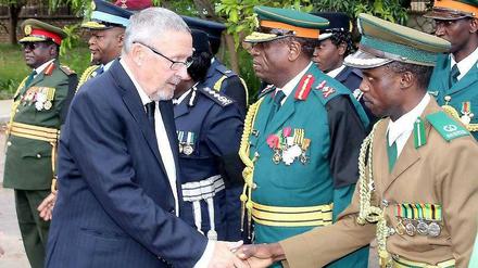 Der sambische Schotte Guy Scott ist für 90 Tage Präsident des südafrikanischen Landes. Er ist der erste Weiße seit mehr als 20 Jahren, der ein afrikanisches Land führt. Der 70-Jährige darf allerdings nicht zur Wahl antreten, da seine schottischen Eltern nicht in Sambia geboren sind. Das schreibt die sambische Verfassung jedoch vor. 