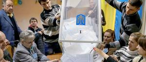 Auszählung der Stimmen in einem Wahllokal in Kiew.