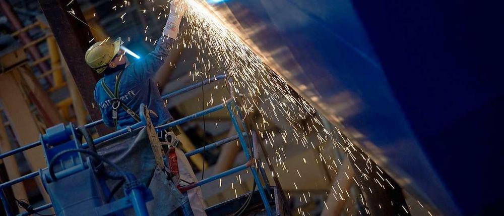 Erstaunlich: Die Konjunktur in Deutschland schwächelt, aber die Arbeitslosenzahlen sinken im Oktober deutlich. 