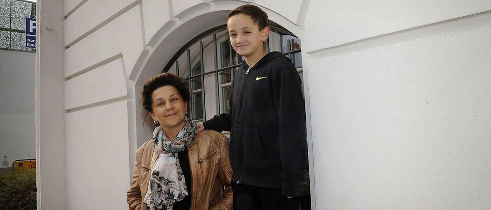 Die Mutter von Aziz erhielt die guten Neuigkeiten durch die Presse. 