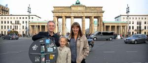 Jürgen und Renate Redeker mit ihrer Tochter Hannah, aufgenommen am 18. Oktober 2014 vor dem Brandenburger Tor in Berlin Mitte. 
