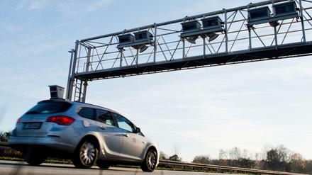 Nur für In- oder auch für Ausländer? Bundesstraßen oder Autobahnen? EU-konform oder konfrontativ? Die Pkw-Maut kommt in Deutschland als Überraschungstüte daher.
