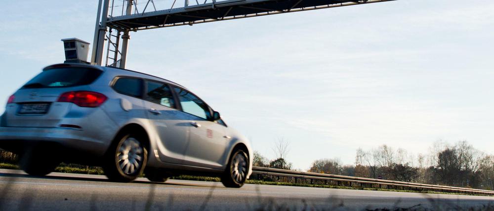 Nur für In- oder auch für Ausländer? Bundesstraßen oder Autobahnen? EU-konform oder konfrontativ? Die Pkw-Maut kommt in Deutschland als Überraschungstüte daher.