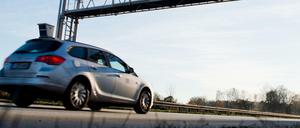 Nur für In- oder auch für Ausländer? Bundesstraßen oder Autobahnen? EU-konform oder konfrontativ? Die Pkw-Maut kommt in Deutschland als Überraschungstüte daher.