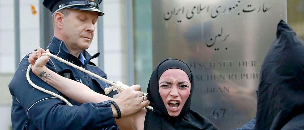 Vor der iranischen Botschaft in Berlin haben drei Femen-Aktivistinnen am Montagnachmittag gegen die Hinrichtung einer 26-jährigen Frau im Iran protestiert. Sie wurden von der Polizei abgeführt.