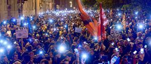 In Massen gehen die Ungarn auf die Straße, um gegen die Pläne von Viktor Orban zu protestieren.