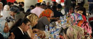 Fastenbrechen in einer Moschee in Köln.