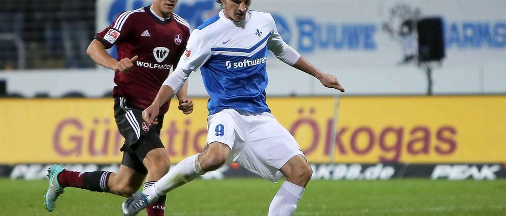 Der Darmstädter Dominik Stroh-Engel (re.) trifft zum 1:0.