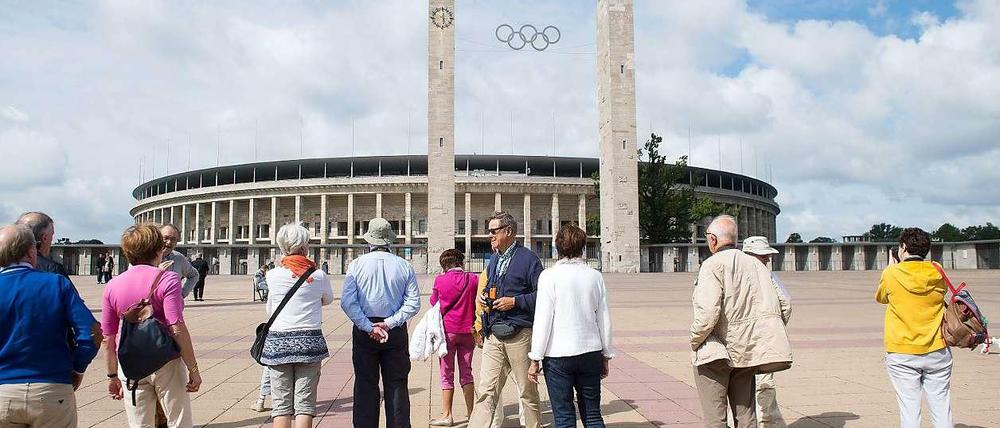 Bitte recht freundlich: Der Tourismus ist eine der stärksten Wachstumsquellen der Berliner Wirtschaft. 27 Millionen Besucher kamen im vergangenen Jahr, viele interessierten sich auch für das Olympiastadion. 