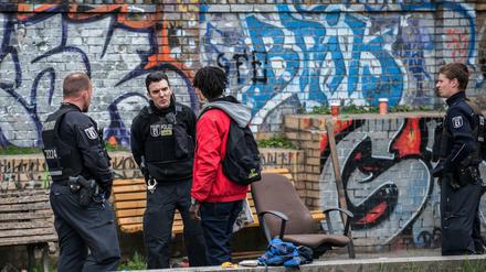 Brennpunkt Görlitzer Park. Immer wieder sind Ordnungsamt und Polizei in der Grünanlage im Einsatz, wie auf diesem Archivfoto. 