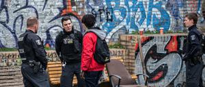 Brennpunkt Görlitzer Park. Immer wieder sind Ordnungsamt und Polizei in der Grünanlage im Einsatz, wie auf diesem Archivfoto. 