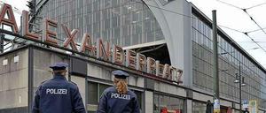 Kräfte der Berliner Polizei am Alexanderplatz. 