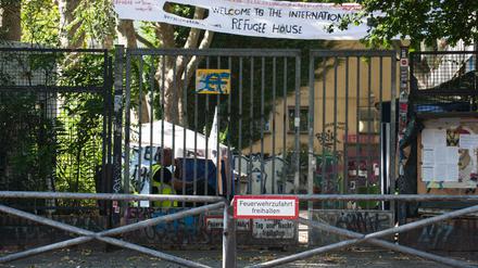 Die Bewohner der Gerhart-Hauptmann-Schule sollen das Gebäude am Freitag verlassen und in ein Hostel umziehen - sie wollen aber nicht.