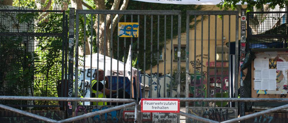 Die Bewohner der Gerhart-Hauptmann-Schule sollen das Gebäude am Freitag verlassen und in ein Hostel umziehen - sie wollen aber nicht.