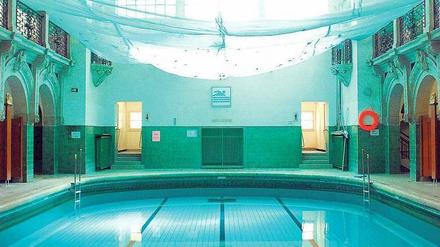 Das Baerwaldbad in Berlin-Kreuzberg mit dem Charme einer spätrömische Hallenkirche hat zwei Stunden im Monat nur für trans- und intersexuelle Menschen geöffnet.