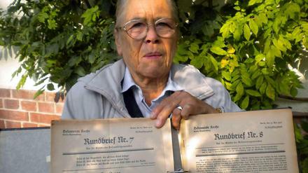 Hildegard Frisius, 79 Jahre, pensionaierte Ärztin und seit 2004 Initiatorin der Stolpersteinverlegungen in Lichterfelde, zeigt die Rundbriefe der Bekennenden Kirche 7 und 8, Ausgabe 7 berichtet über deportierte Pfarrer, Nummer 8 wurde verboten.