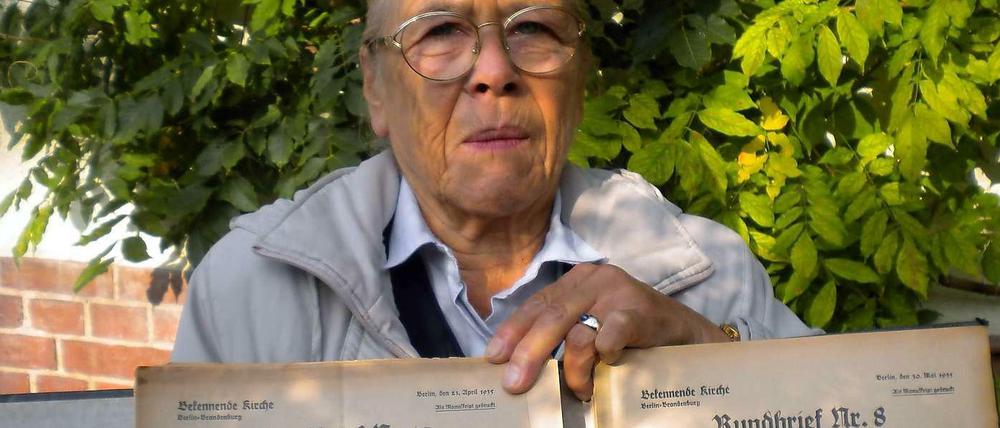 Hildegard Frisius, 79 Jahre, pensionaierte Ärztin und seit 2004 Initiatorin der Stolpersteinverlegungen in Lichterfelde, zeigt die Rundbriefe der Bekennenden Kirche 7 und 8, Ausgabe 7 berichtet über deportierte Pfarrer, Nummer 8 wurde verboten.