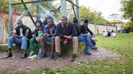 Überfüllt: Flüchtlinge vor der Münchner Bayernkaserne, in der derzeit 1700 Menschen unterkommen müssen.