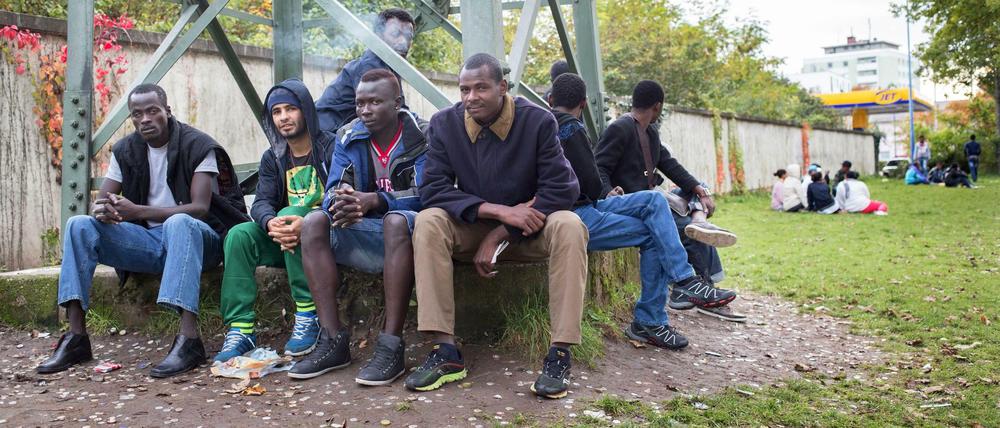 Überfüllt: Flüchtlinge vor der Münchner Bayernkaserne, in der derzeit 1700 Menschen unterkommen müssen.
