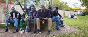 Überfüllt: Flüchtlinge vor der Münchner Bayernkaserne, in der derzeit 1700 Menschen unterkommen müssen.