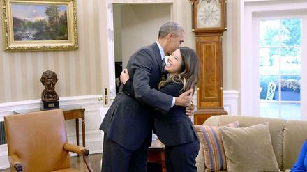 Demonstrativ umarmt der amerikanische Präsident Barack Obama die texanische Krankenschwester Nina Pham, die sich beim ersten amerikanischen Ebola-Patienten angesteckt hatte. Die Gesundheitsberater Obamas haben sich gegen die Quarantänemaßnahmen ausgesprochen, die einige US-Bundesstaaten gegen heimkehrende Ebola-Helfer verhängt hatten.