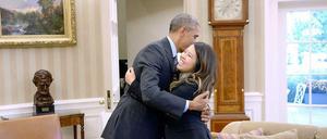 Demonstrativ umarmt der amerikanische Präsident Barack Obama die texanische Krankenschwester Nina Pham, die sich beim ersten amerikanischen Ebola-Patienten angesteckt hatte. Die Gesundheitsberater Obamas haben sich gegen die Quarantänemaßnahmen ausgesprochen, die einige US-Bundesstaaten gegen heimkehrende Ebola-Helfer verhängt hatten.