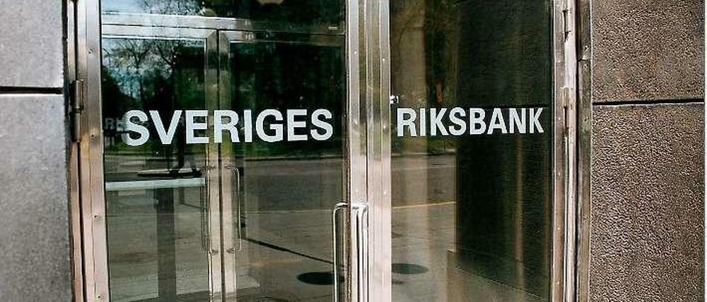 Die schwedische Notenbank hat den Leitzins überraschend auf null Prozent gesenkt.
