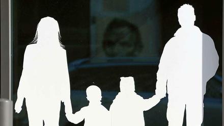 Mutter, Kinder Vater - Scherenschnitt einer Familie.