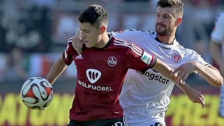 Punkteteilung in Nürnberg. Allessandro Schöpf (l.) und Enis Alushi im Kampf um den Ball. 