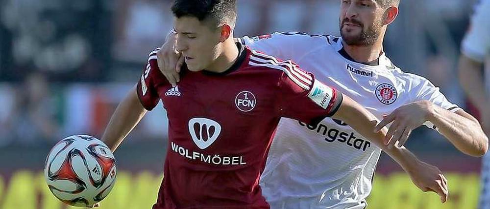 Punkteteilung in Nürnberg. Allessandro Schöpf (l.) und Enis Alushi im Kampf um den Ball.