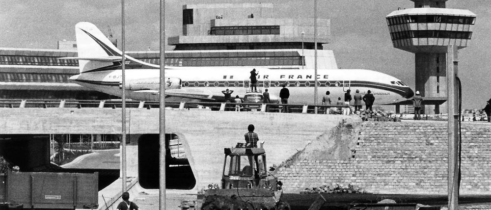 Eine Caravelle der französischen Fluggesellschaft Air France rollt am 10.06.1974 am Flughafen Tegel in Berlin am neuen noch nicht ganz fertiggestellten Terminal-Gebäude und Tower vorbei.