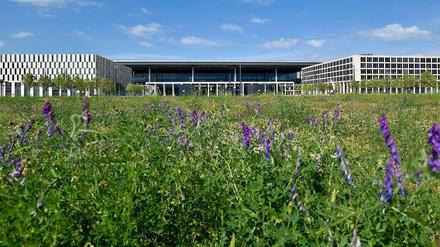 Vorankommen, aber wie? Der immer noch nicht fertig gestellte Flughafen BER in Schönefeld. 