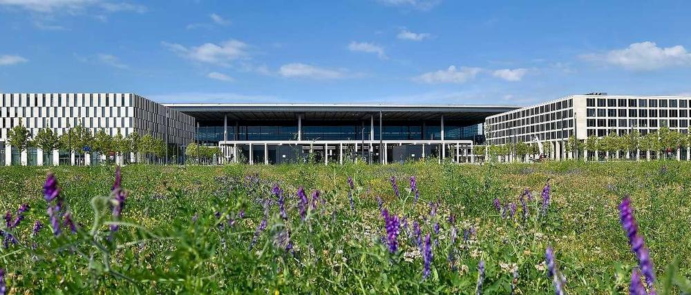 Vorankommen, aber wie? Der immer noch nicht fertig gestellte Flughafen BER in Schönefeld. 
