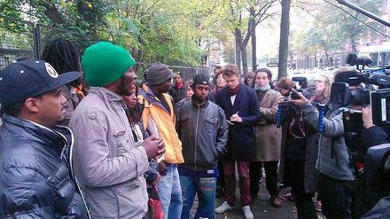 Pressekonferenz vor der Hauptmann-Schule in Kreuzberg. 