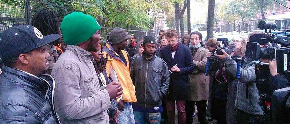 Pressekonferenz vor der Hauptmann-Schule in Kreuzberg.