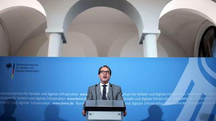 Verkehrsminister Dobrindt ist nach einem Jahr wieder da, wo er begann: bei einer Auobahn-Maut.