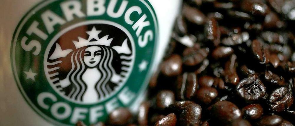 Bei Starbucks gab es bisher nur Kaffee zum Mitnehmen. Jetzt will das Unternehmen auch nach Hause liefern.