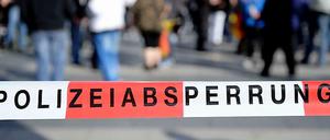Diese Polizeiabsperrung in Köln konnte den gewaltbereiten Demonstranten am Sonntag nichts entgegensetzen. Unser Gastautor, der Grüne Europaabgeordnete Jan Philipp Albrecht, meint: Zum Kampf gegen den Terrorismus muss die klassische Polizeiarbeit auf europäischer Ebene gestärkt werden.