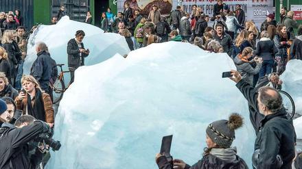 Der Berliner Künstler Olafur Elliasson hat vor dem Tagungsgebäude des Weltklimarats große Eisbrocken aus Grönland abgestellt, die während der wochenlangen Beratungen über den sogenannten Synthesebericht des IPCC komplett weggeschmolzen sind. Die Kopenhagener haben sich von der Symbolik angesprochen gefühlt. Sie umlagerten die Eisbrocken mit Kameras.