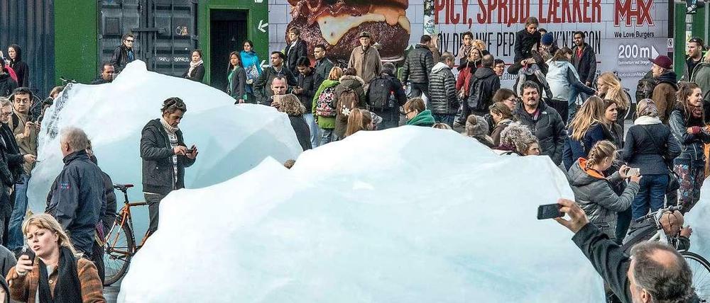 Der Berliner Künstler Olafur Elliasson hat vor dem Tagungsgebäude des Weltklimarats große Eisbrocken aus Grönland abgestellt, die während der wochenlangen Beratungen über den sogenannten Synthesebericht des IPCC komplett weggeschmolzen sind. Die Kopenhagener haben sich von der Symbolik angesprochen gefühlt. Sie umlagerten die Eisbrocken mit Kameras. 